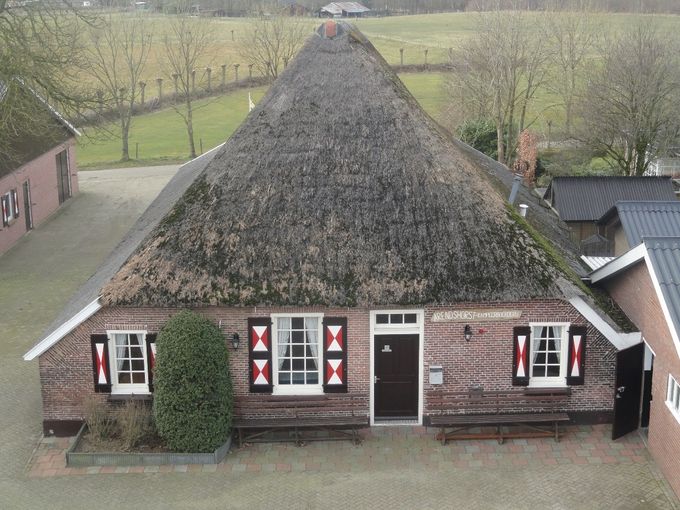Het oude gedeelte heeft achter de recreatieruimte aan beide zijden vier kamers met een beddenverdeling van 6-4-4-6 en een 8 pers. kamer. Alle kamers hebben stapelbedden.